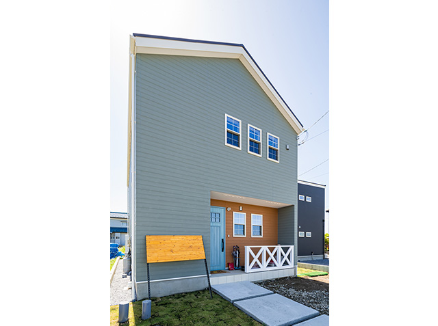 アメリカ調の外観にこだわった白いウッドデッキの家