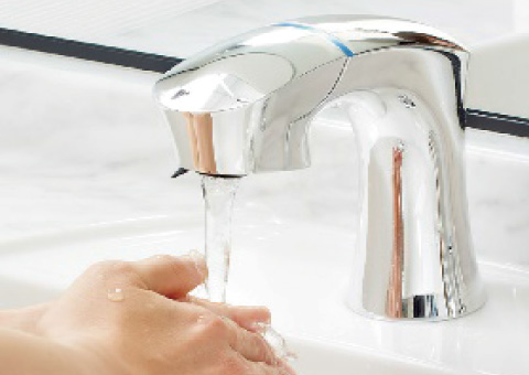手をふれずに差し出すだけで水がでるので清潔。「タッチレス水栓ナッシュ」は世界初の新技術です。